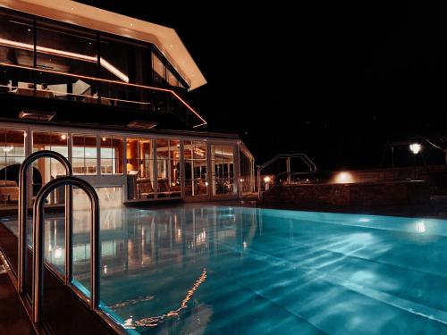 Swimming pool, Sport- und Wellnesshotel Held 4 Sterne Superior in Fugen