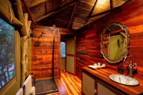 Bathroom, Lalibela Game Reserve Tree Tops Safari Lodge in Sidbury