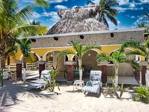 B&B El Cuyo - Hacienda Antigua Villa, 50m from sandy Beach - Bed and Breakfast El Cuyo