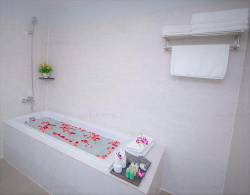 Hot tub, Ban Ban Hotel  in Sangkat Phnom Penh Thmei