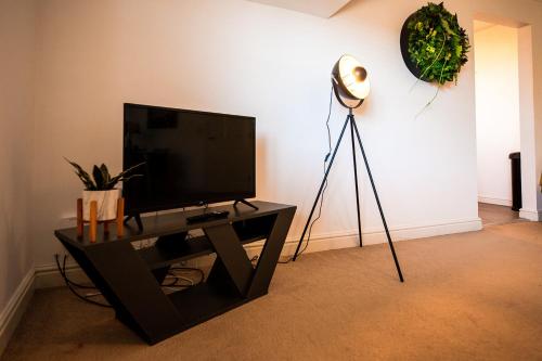 Executive Perivale Apartment by Crew HOMES