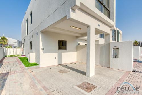 Extensive 3BR Townhouse at Janusia Damac Hills 2 by Deluxe Holiday Homes, Dubaj (fotografie 8)