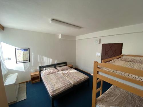 2 queen beds, 2 bunk beds