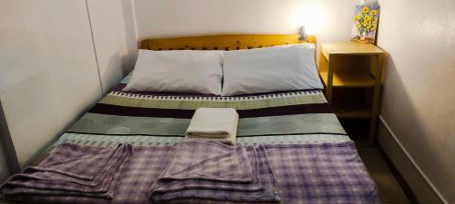 ห้องเตียงควีนไซส์พร้อมห้องน้ำที่ใช้ร่วมกัน (Queen Room with Shared Bathroom)