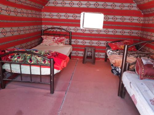 4 twin beds
