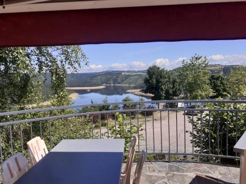 Terraza/balcón, Les chalets du belvédère de mallet (Les chalets du belvedere de mallet) in Laguiole