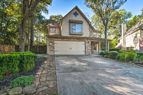 Spacious Woodlands Home Pool and Outdoor Oasis in The Woodlands, USA