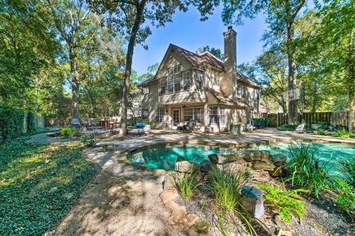 Spacious Woodlands Home Pool and Outdoor Oasis in The Woodlands, Vereinigte Staaten von Amerika