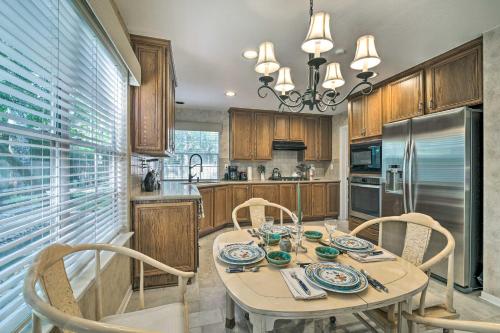 Spacious Woodlands Home Pool and Outdoor Oasis in The Woodlands, USA