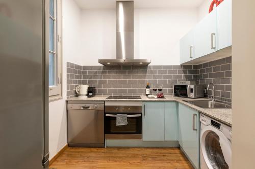Interior Three-Bedroom Apartment (no view, no balcony) image 5