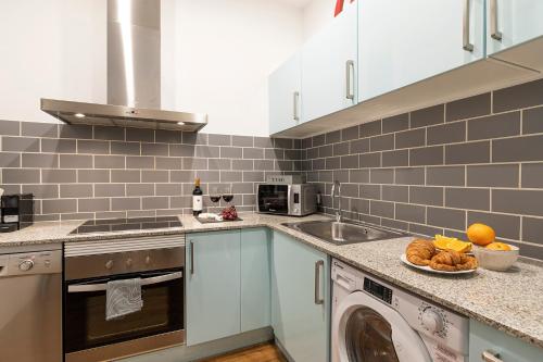 Interior Three-Bedroom Apartment (no view, no balcony) image 4