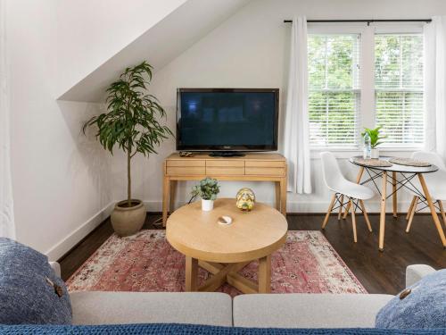 Captivating Studio with Queen Bed, City Walkable!