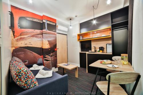 Létesítmények, Saint Thomas Corner - by Upstairs near 19.Századi Lengyel Festészet Galéria