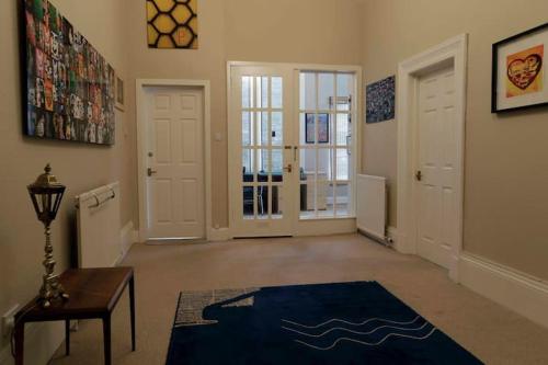 West End Large Two Bedroom flat G12 private parking