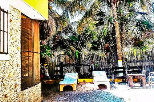 Antigua Lodge, 70 m from sandy beach in El Cuyo, Mexico