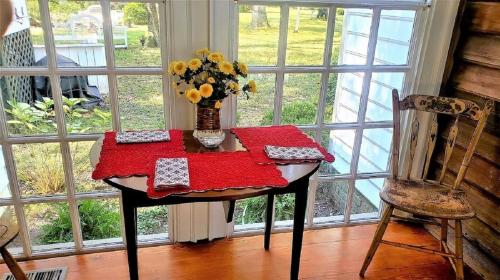 Cozy Colonial 1740 Cottage in Yorktown