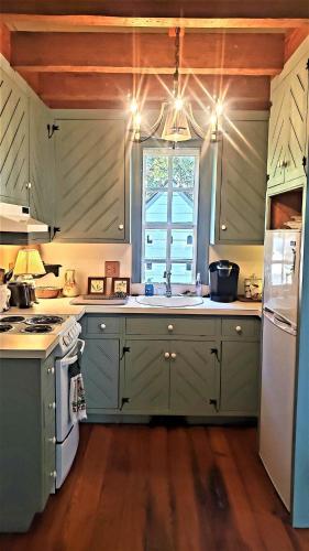 Cozy Colonial 1740 Cottage