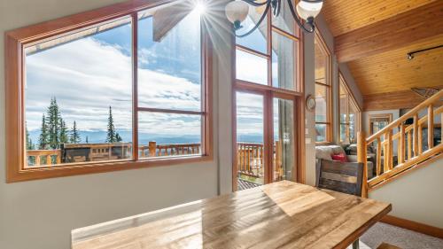 Coyote Creek - Large Ski InSki Out Chalet with Amazing Views Private Hot Tub in Big White, Canada