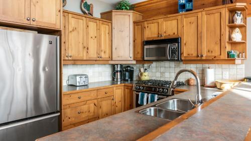 Coyote Creek - Large Ski InSki Out Chalet with Amazing Views Private Hot Tub in Big White, Canada