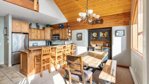 Coyote Creek - Large Ski InSki Out Chalet with Amazing Views Private Hot Tub in Big White, Canada