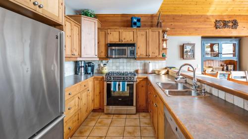 Coyote Creek - Large Ski InSki Out Chalet with Amazing Views Private Hot Tub in Big White, Canada