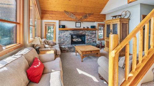 Coyote Creek - Large Ski InSki Out Chalet with Amazing Views Private Hot Tub in Big White, Canada