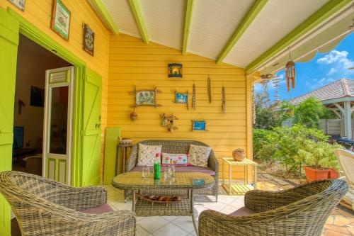 beranda/teres, Villa au calme avec piscine - MQSA27 in Sainte-Anne