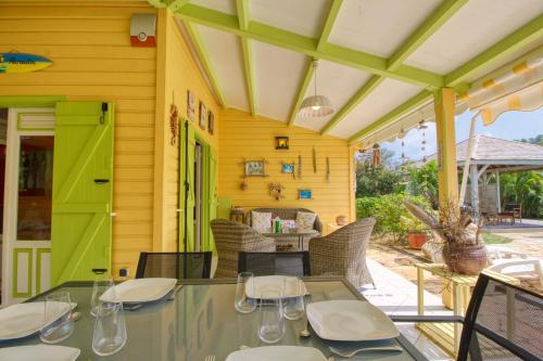 beranda/teres, Villa au calme avec piscine - MQSA27 in Sainte-Anne
