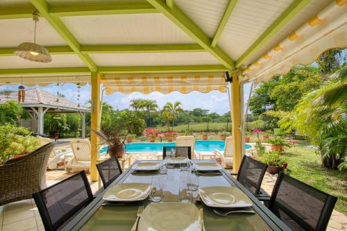 beranda/teres, Villa au calme avec piscine - MQSA27 in Sainte-Anne