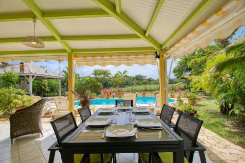 beranda/teres, Villa au calme avec piscine - MQSA27 in Sainte-Anne
