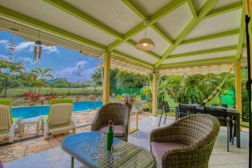 beranda/teres, Villa au calme avec piscine - MQSA27 in Sainte-Anne