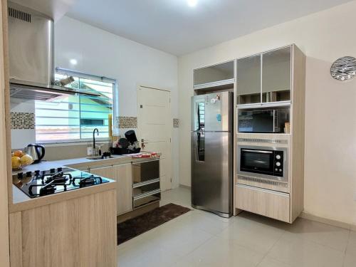 廚房, Casa com piscina na Praia Mole - Lagoa da Conceição (Casa com piscina na Praia Mole - Lagoa da Conceicao) in 莫勒海灘