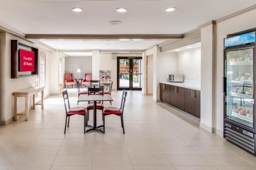 Lobby, Red Roof PLUS+ Dallas - Addison in Addison Airport