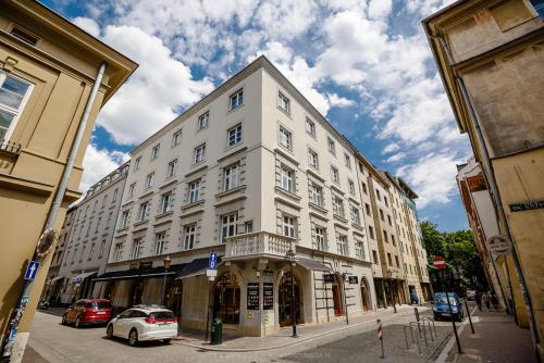 A szálláshely kívülről, Saint Thomas Corner - by Upstairs near 19.Századi Lengyel Festészet Galéria