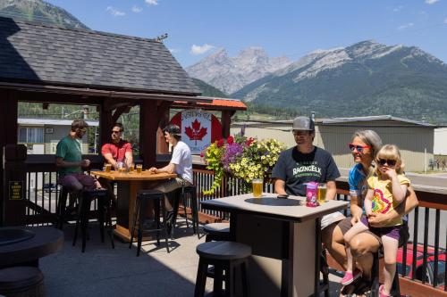 餐廳, The Raging Elk Adventure Lodging in 弗尼