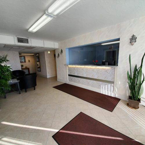 Rodeway Inn - image 2