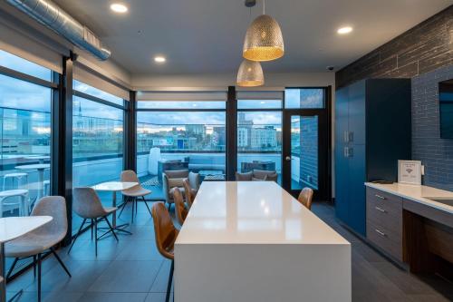 Flexhome Skywalk to Fiserv 1BR Apt U1 Flexhome Skywalk to Fiserv 1BR Apt U1