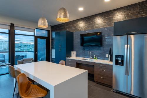 Flexhome Skywalk to Fiserv 1BR Apt U1 Flexhome Skywalk to Fiserv 1BR Apt U1