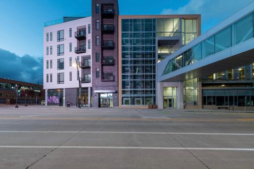 Flexhome Skywalk to Fiserv 1BR Apt U1 Flexhome Skywalk to Fiserv 1BR Apt U1