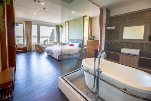 Lovestar Lakeside Hotel-Starlight Building