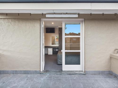 Entrance, Padstow Park Hotel in Hurstville