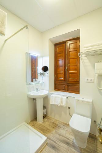 Bathroom, Hostal Loreto in Denia Old Town