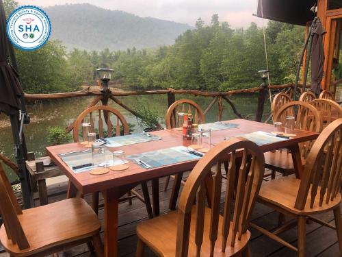 Restaurant, Baan Chan Lay Koh Chang in Salak Phet Bugten