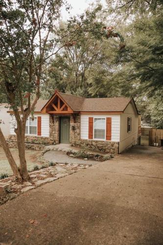 The Woodlawn Guest Cottage in Hot Springs, USA