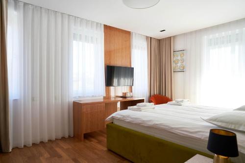 Deluxe Double Room image 6