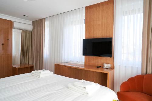 Deluxe Double Room image 7