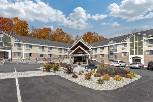 Comfort Inn & Suites at Maplewood - image 6
