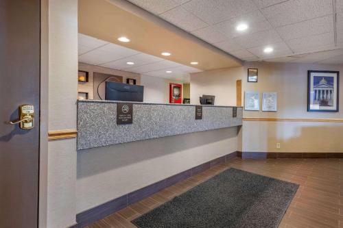 Comfort Inn & Suites at Maplewood - image 13