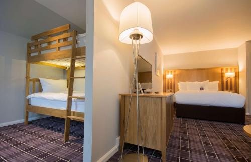 1 double bed, 2 bunk beds