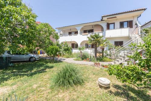 Apartment Beti with Balcony